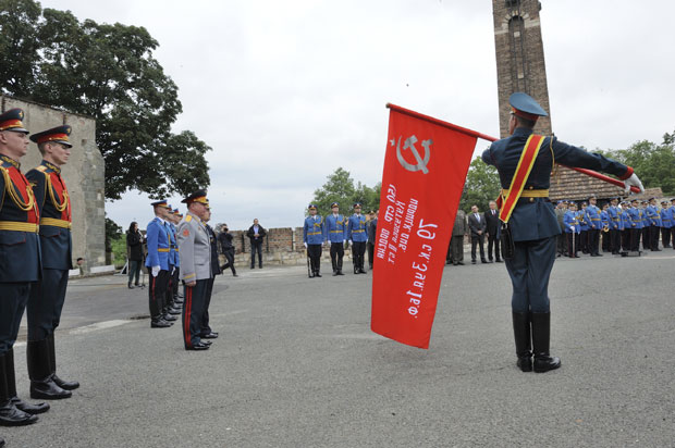 Русија поклонила Србији копију Заставе победе (ФОТО)